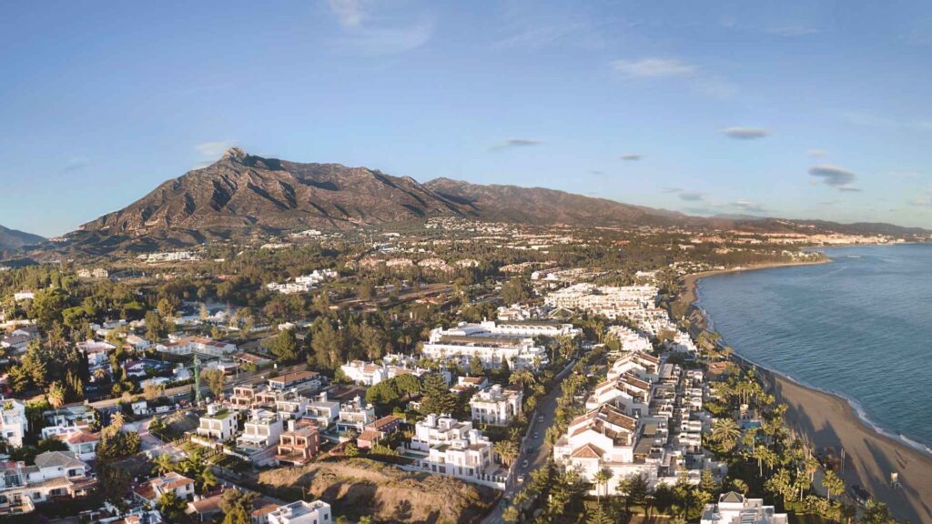 Aerial view of Nueva Andalucía and Marbella coastline with luxury villas and family-friendly neighborhoods on the Costa del Sol, highlighting family homes Nueva Andalucia.