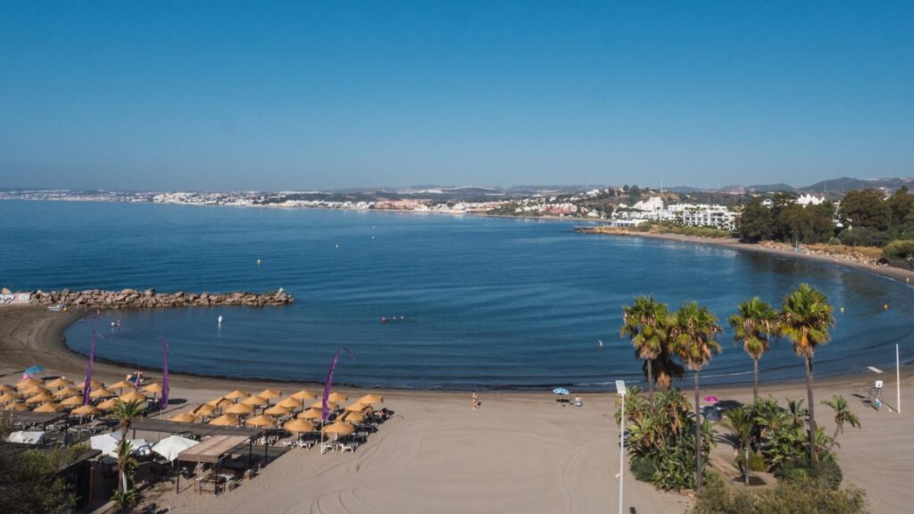 Peaceful beach and coastal neighborhood in Estepona, ideal for families seeking safe and family-friendly areas to live in southern Spain.