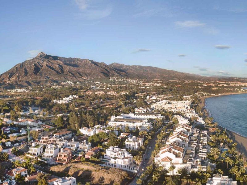 Aerial view of Nueva Andalucía and Marbella coastline with luxury villas and family-friendly neighborhoods on the Costa del Sol, highlighting family homes Nueva Andalucia.