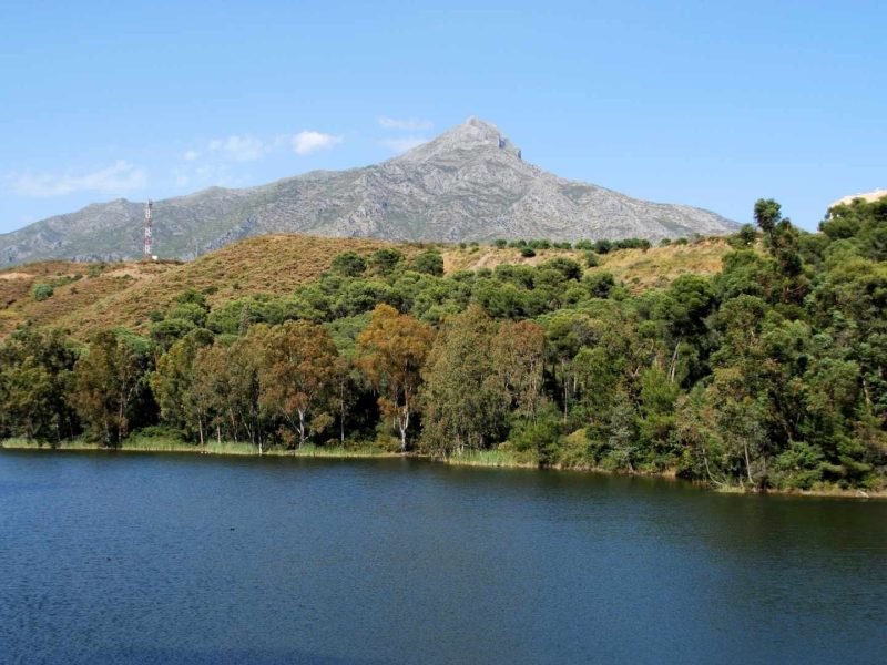 Lake and mountain view in Nueva Andalucía, Marbella, reflecting the area’s natural beauty and appeal for property buyers in southern Spain.
